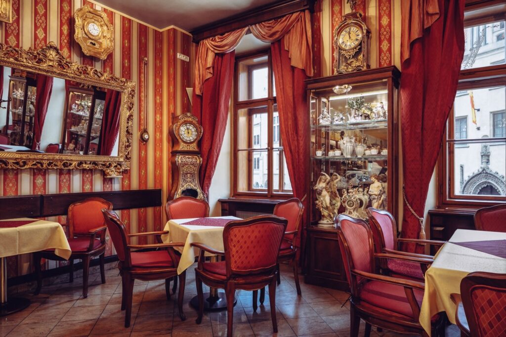 18_47_Cafegrandhotel_kavarna1_5c1b949e9699a18_47_Cafegrandhotel_kavarna1