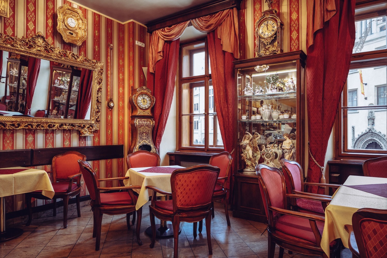18_47_Cafegrandhotel_kavarna1_5c1b949e9699a18_47_Cafegrandhotel_kavarna1