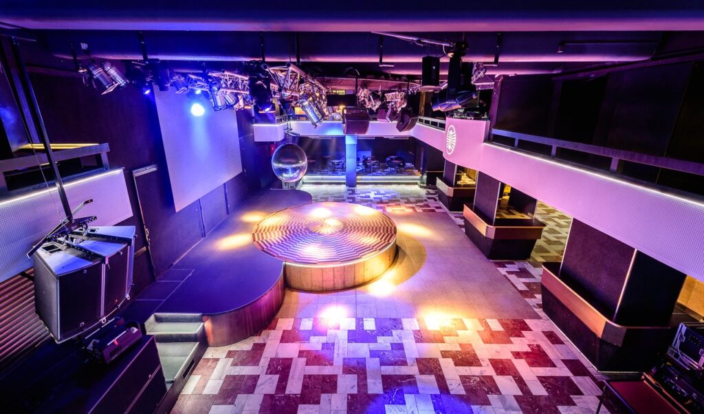 3_lucerna_music_bar_prague.jpg__1280x1024_q85_subsampling-2