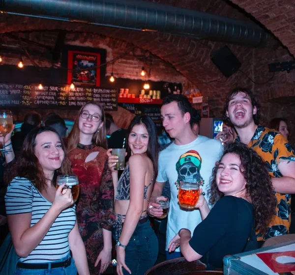 Friends+enjoying+a+night+out+in+Prague