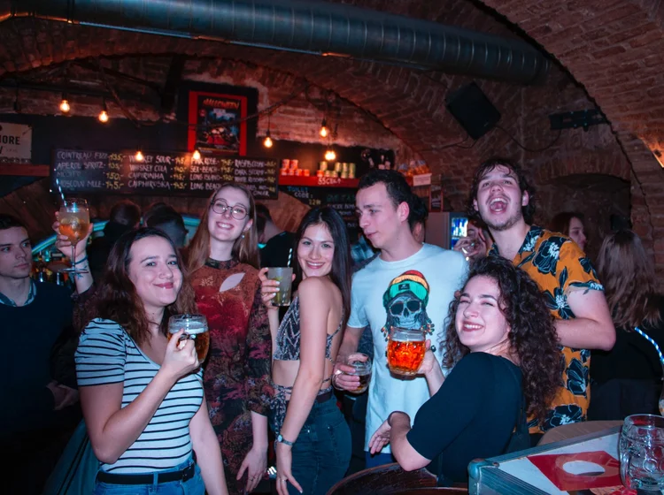 Friends+enjoying+a+night+out+in+Prague