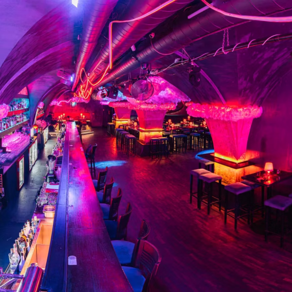 bar-shelves-panorama