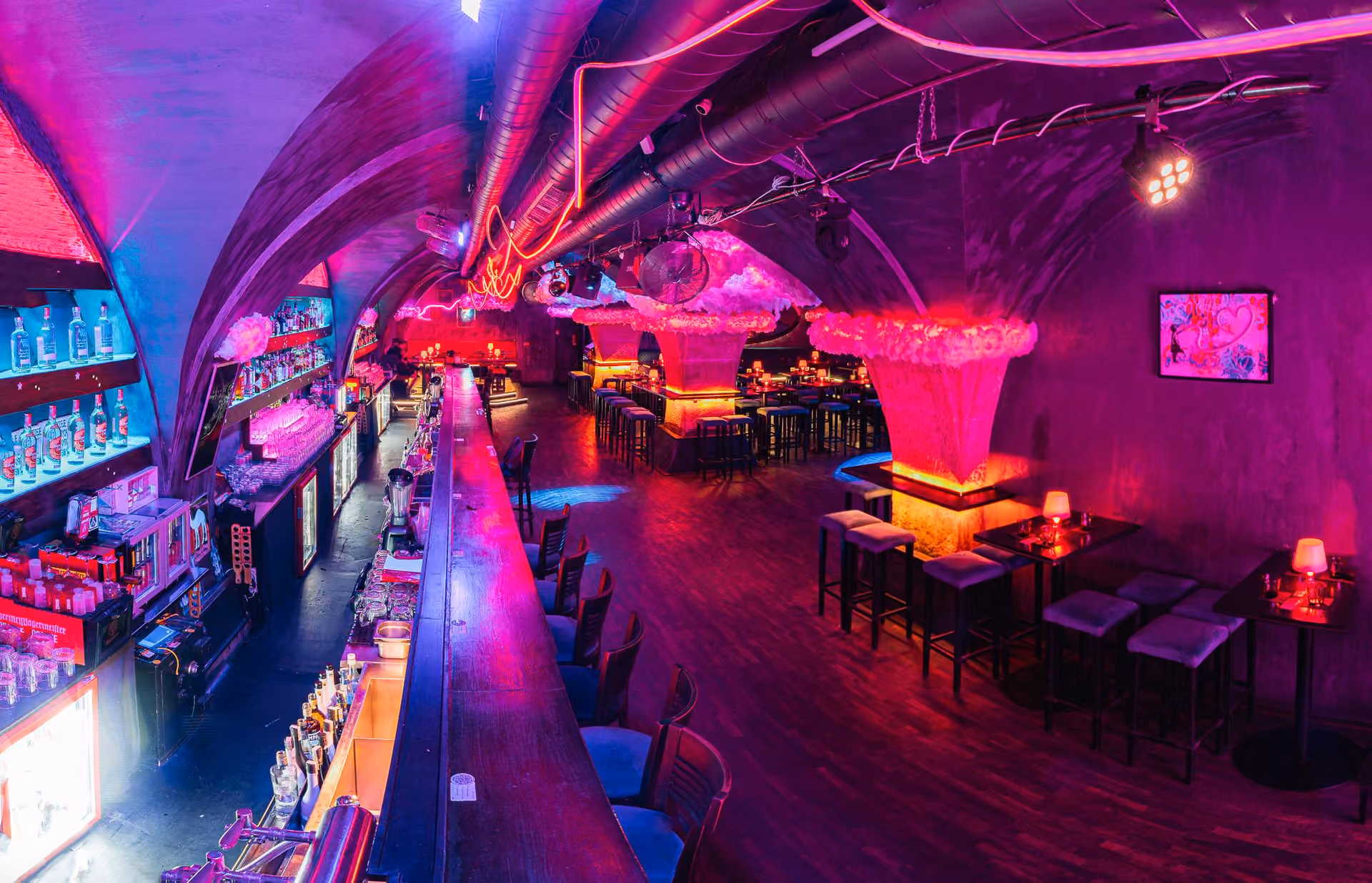 bar-shelves-panorama