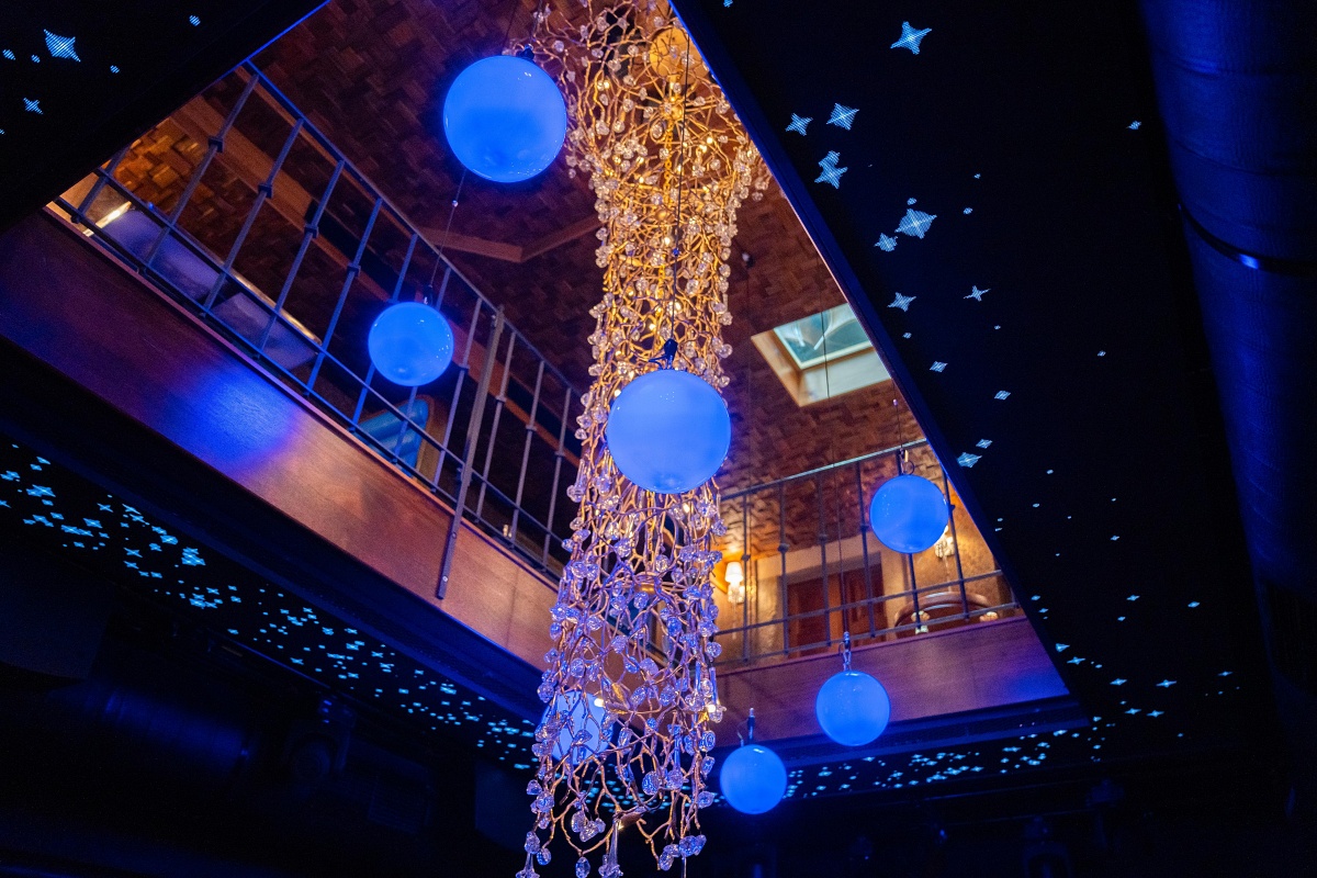 zlaty-strom-bar-praha-lustr