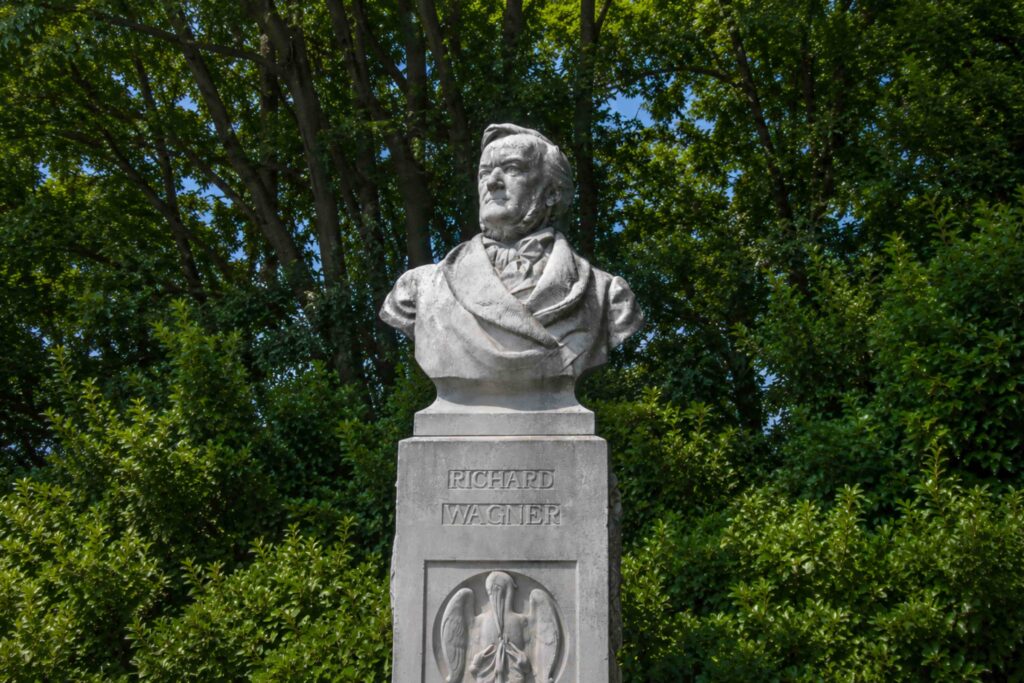 The Richard Wagner statue outside the Rudolfinum in Prague, linked to the famous WWII story in which Nazi workers mistakenly removed Wagner instead of Mendelssohn, one of the strangest dark stories in Prague.